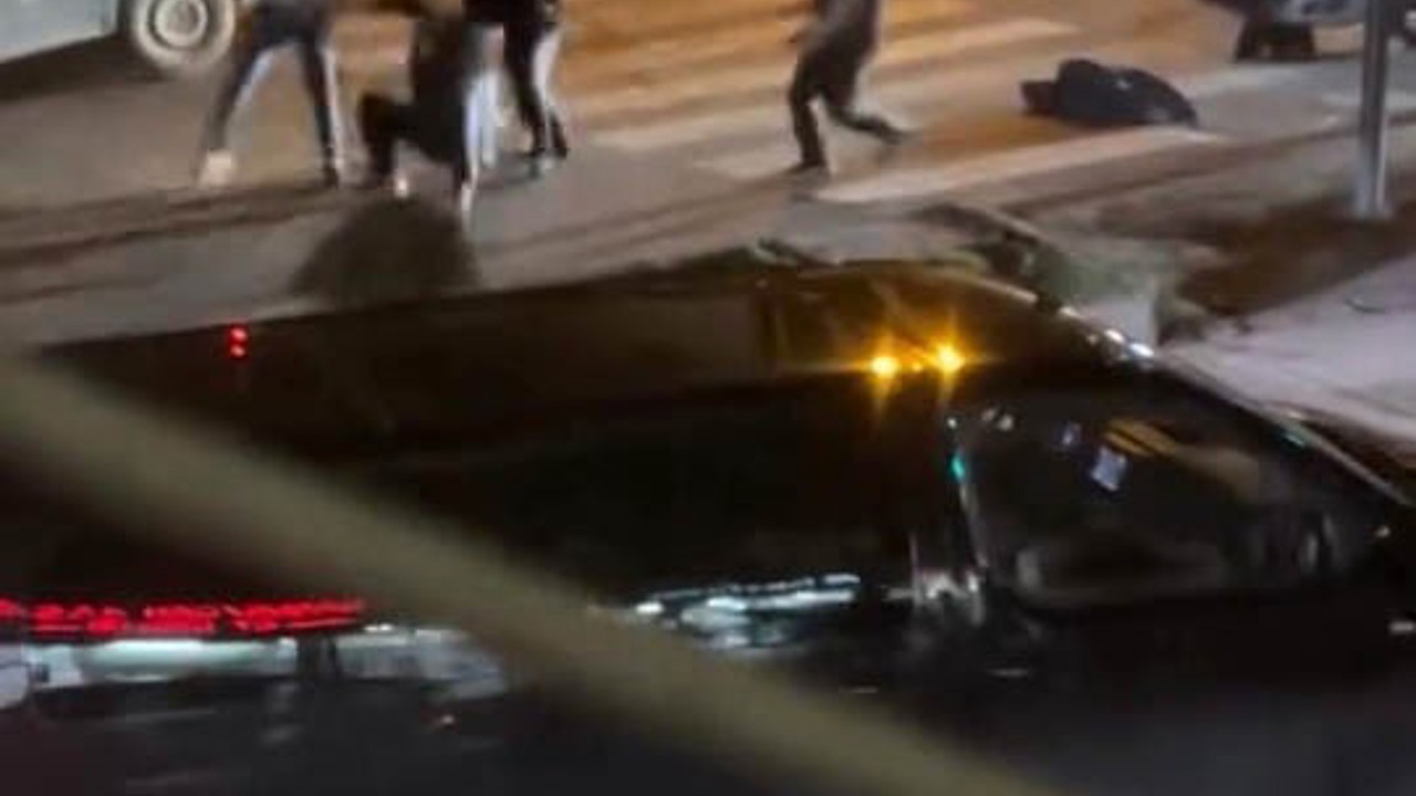 Kavga esnasında yola savrulan çocuk yürekleri ağza getirdi
