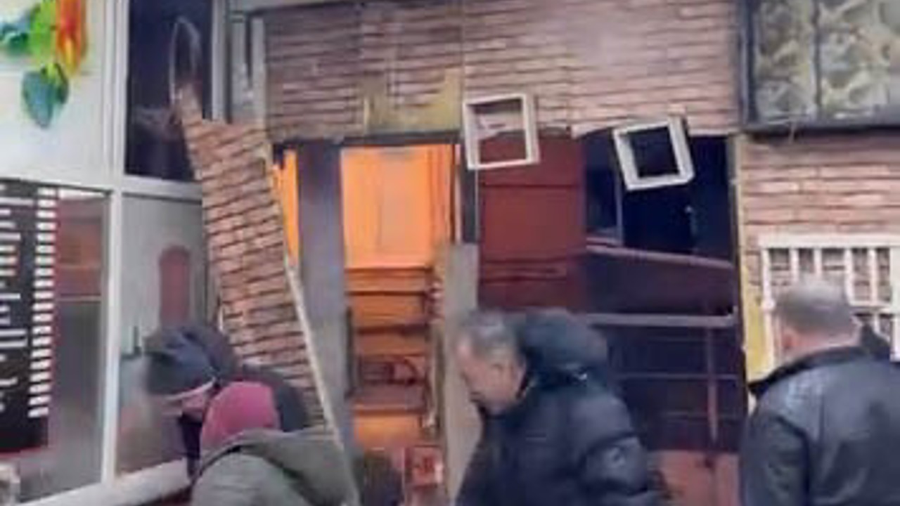 Kahvehanenin duvarları parçalansa da oyunlarına devam ettiler
