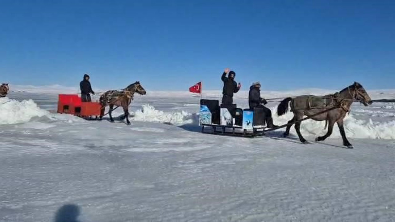 Çıldır Gölü tamamen dondu: Eksi 30 dereceyle atlı kızak keyfine hazır
