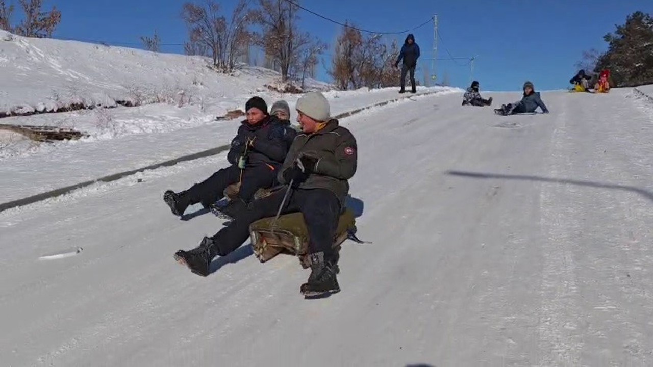 Aşkale’de dondurucu soğuklara rağmen hayat devam ediyor: Çocuklar -30’da kayarak eğlendi
