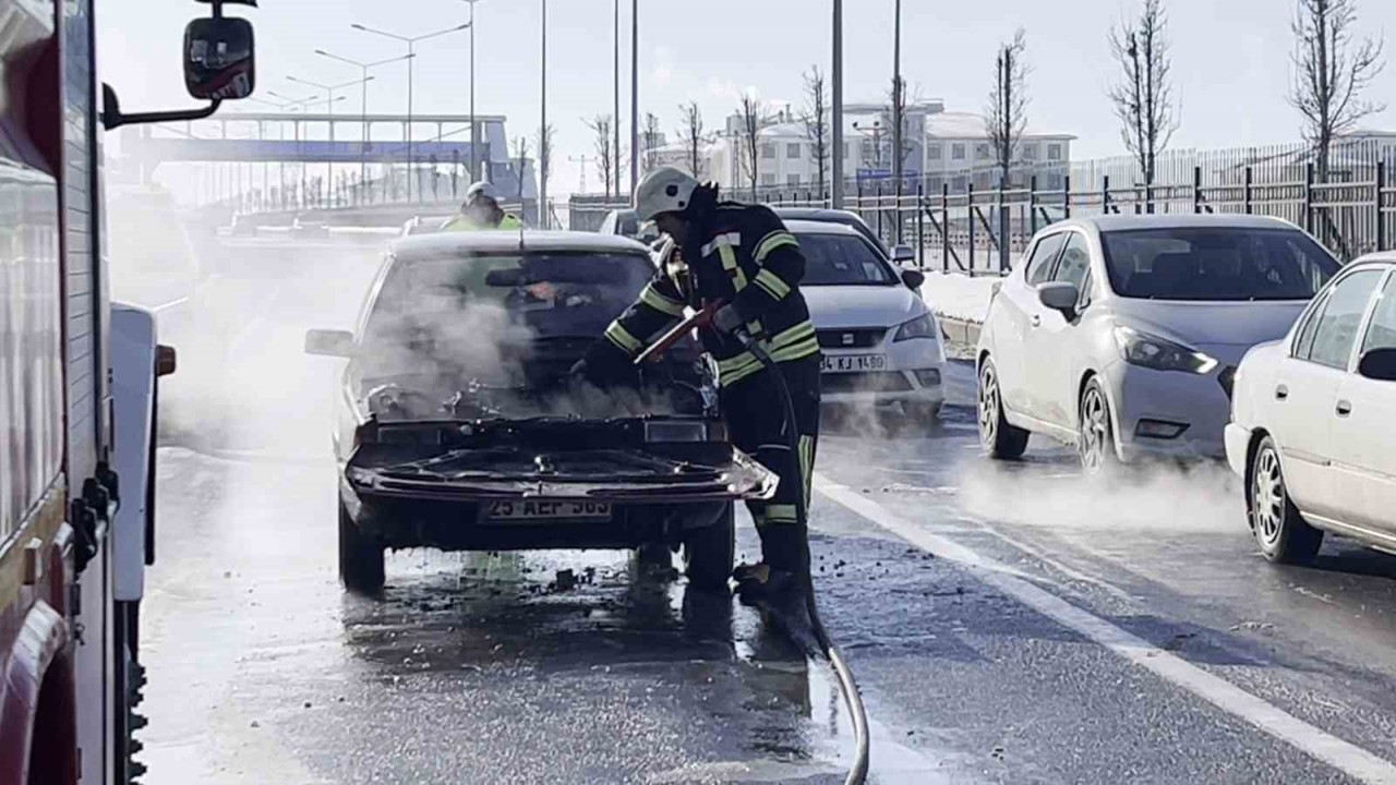 Seyir halindeki otomobil yandı
