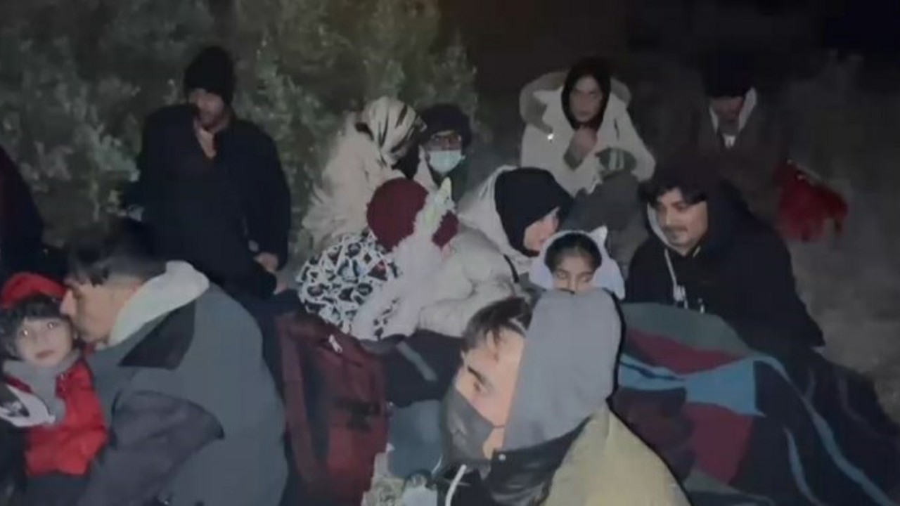 Çeşme’de 25 düzensiz göçmen yakalandı
