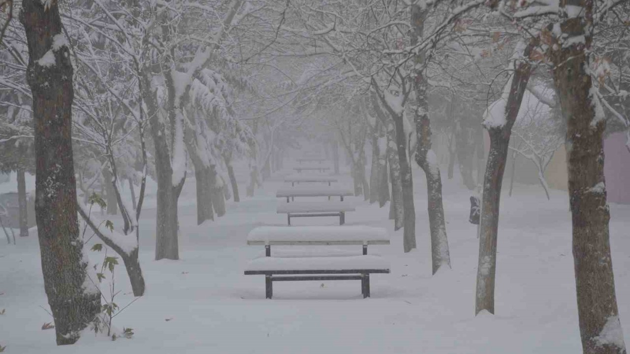 Besni’de kar yağışı ilçeyi beyaza bürüdü
