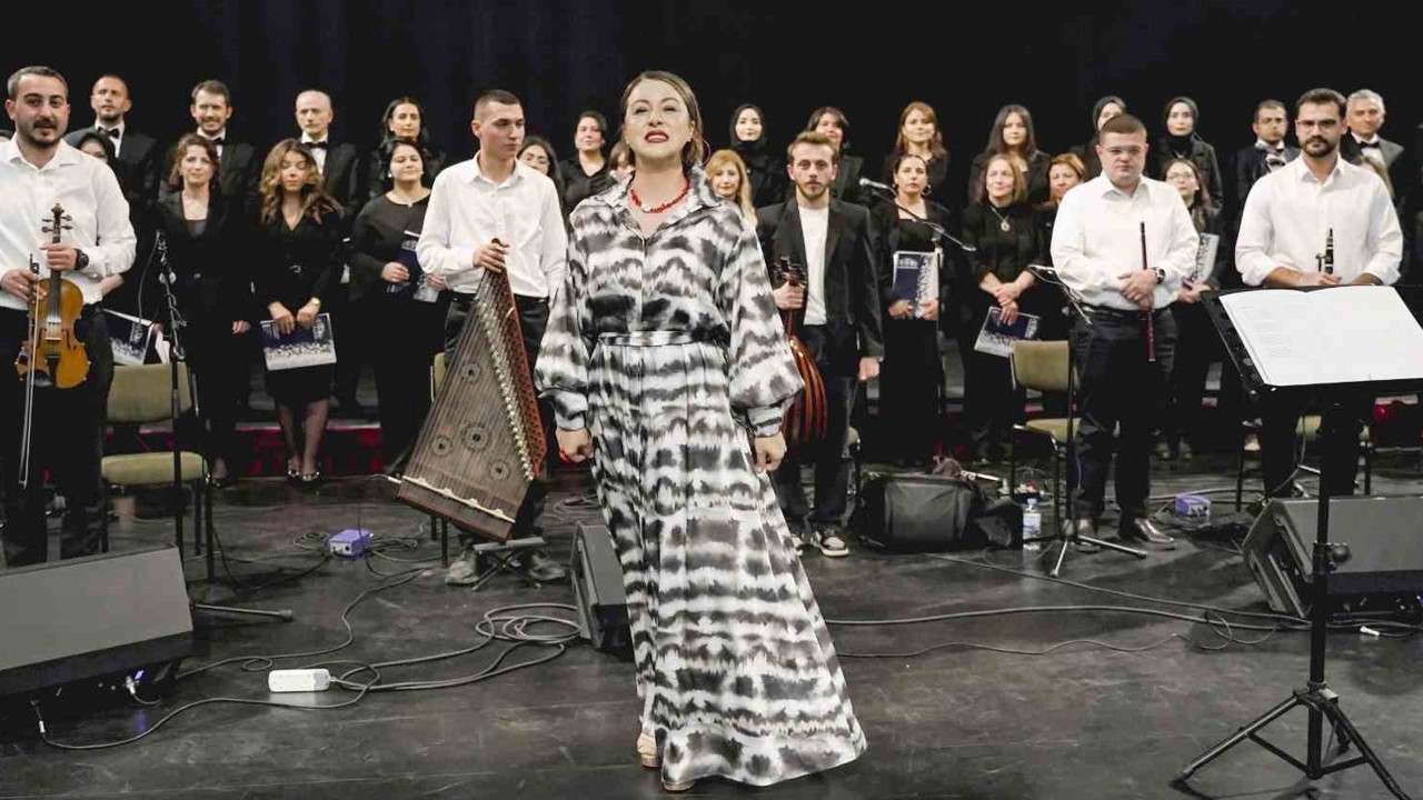 Erzurum’da renkler köprüsü: Baba ve kız aynı sahnede
