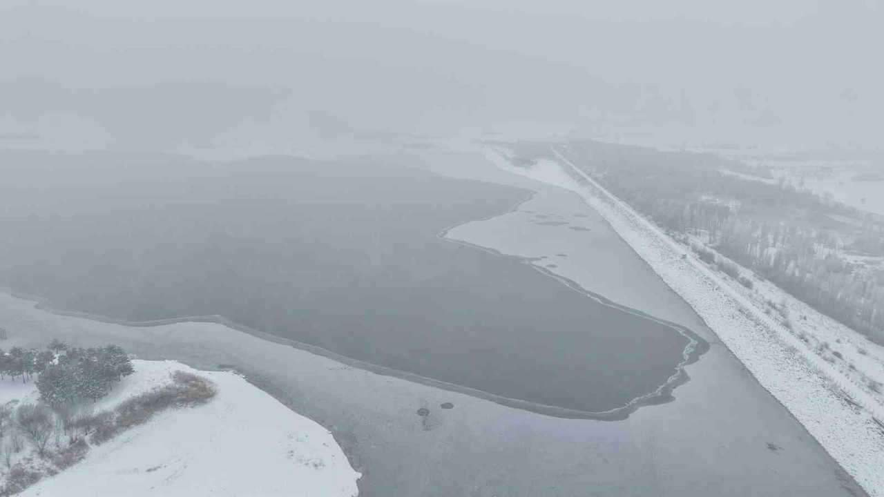 Elazığ’da Cip Baraj Gölü’nün bazı kısımları buz tuttu

