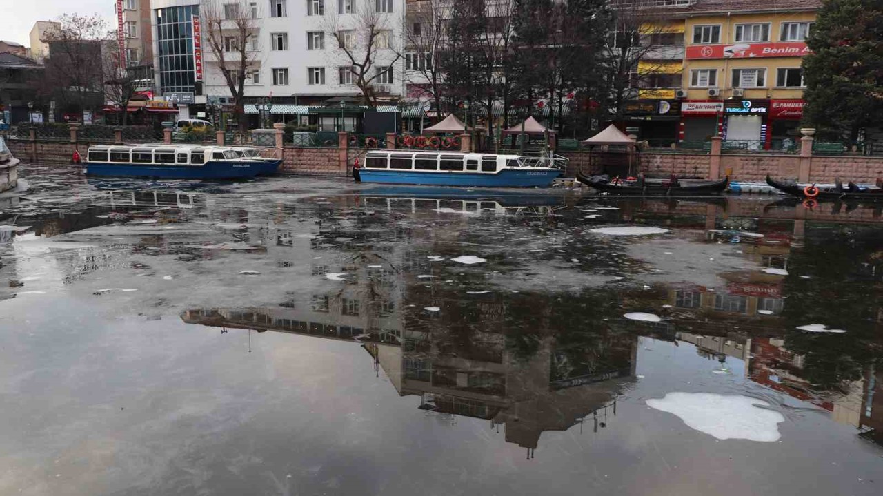 Donan Porsuk Çayı’nın buzu erimeye başladı
