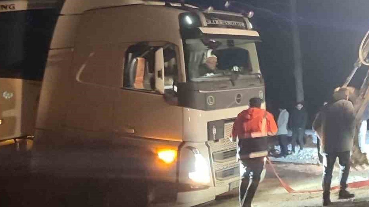 Karda mahsur kalan tır belediye ekipleriyle kurtarıldı
