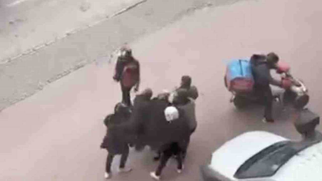 Bursa’da lodosa yakalanan yaşlı kadına kuryeler siper oldu
