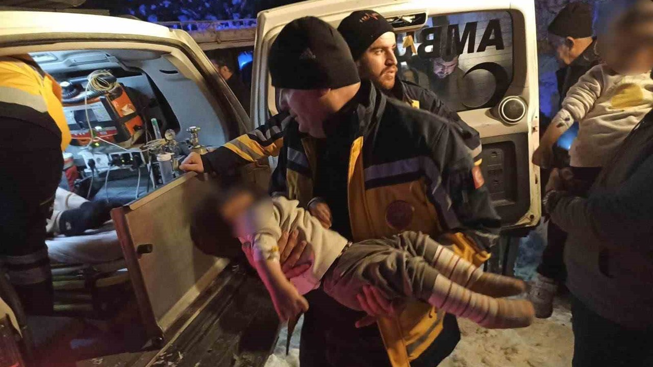 Siirt’te kapanan yollar açıldı, hastalar hastaneye ulaştırıldı
