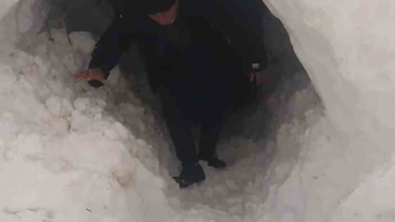 Kardan kapanan ahıra tünel açarak girdiler
