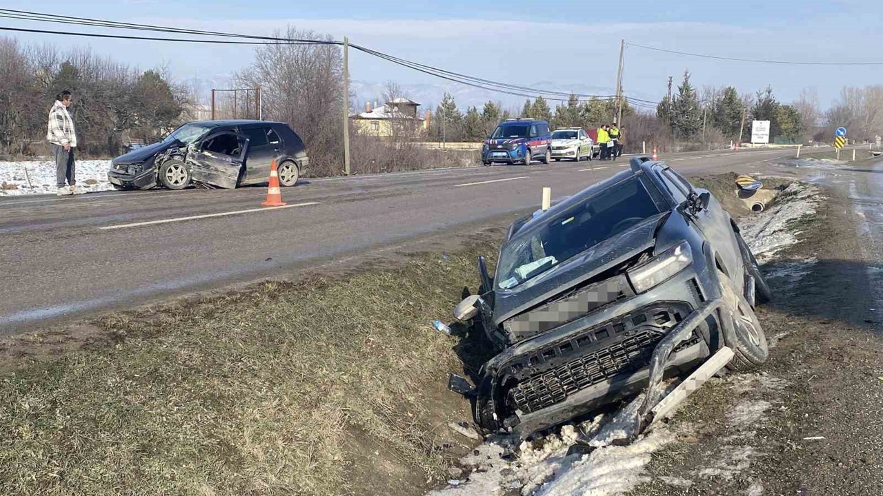 Kastamonu’da otomobil ile cip çarpıştı: 3 yaralı
