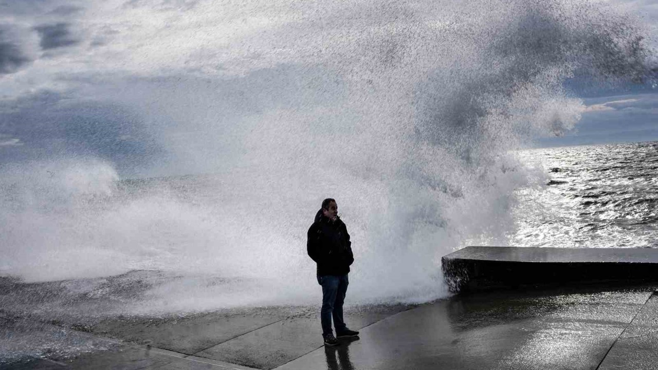 İstanbul’da lodos etkili oldu, dev dalgalar sahili kapladı
