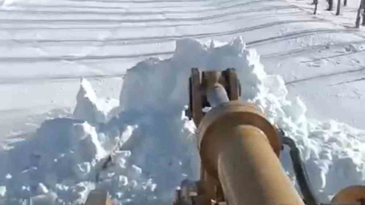 Köy yolları için zorlu mücadele: Kar kalınlığının 2 metreyi aştığı bölgede ekipler aralıksız mesai yapıyor
