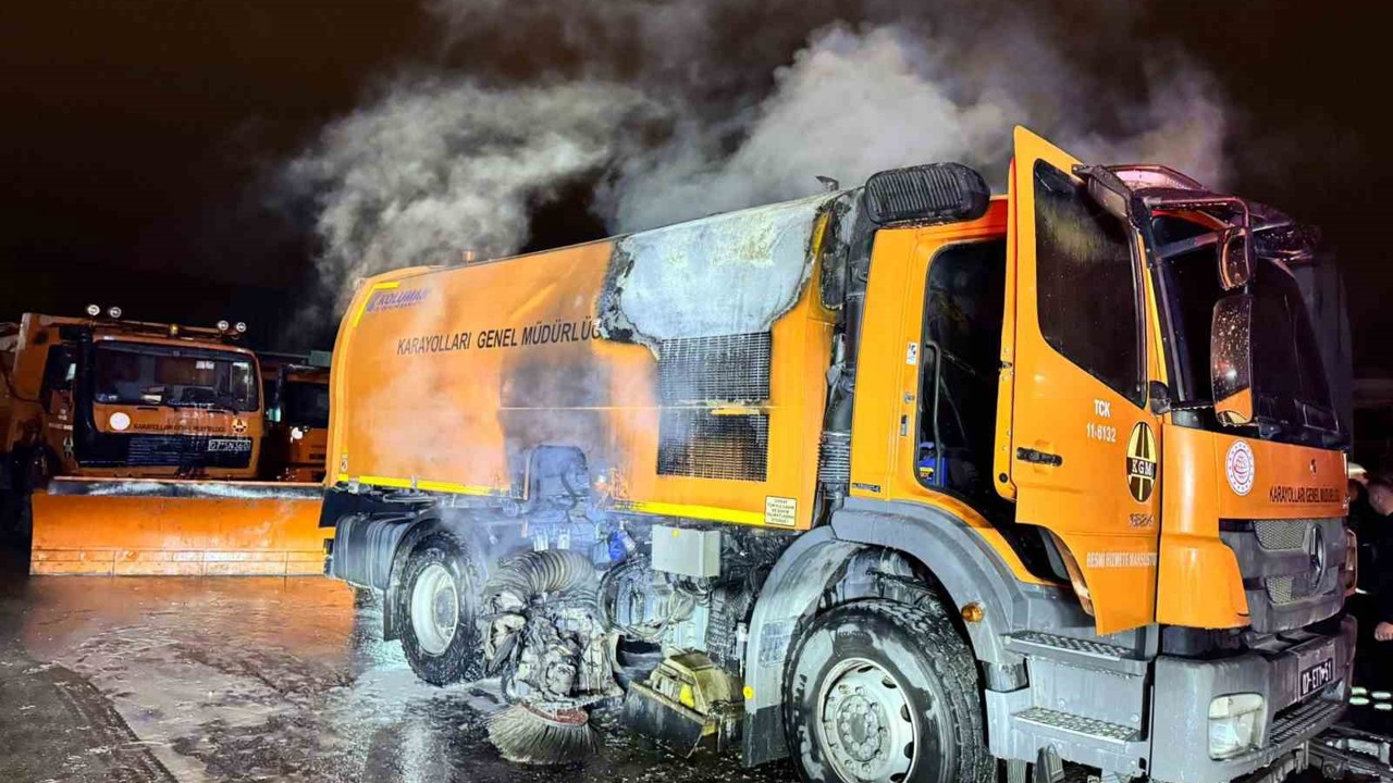 Karayolları’na ait kamyon alevlere teslim oldu
