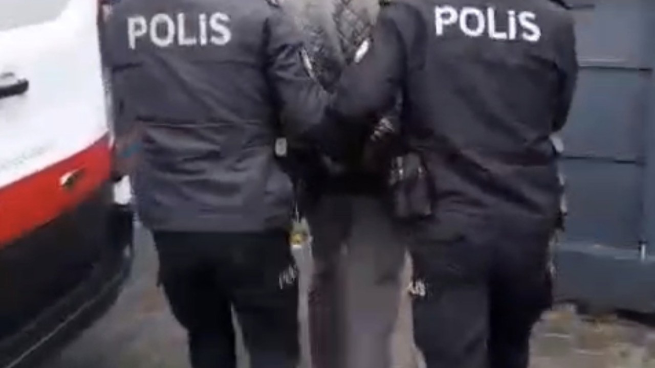 İzmir’de 24 yıl hapis cezasıyla aranan şahıs yakalandı
