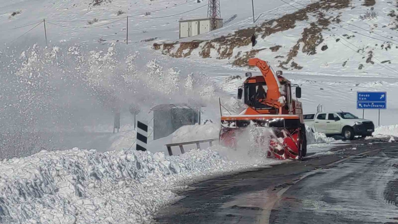 Van-Çatak yolunda 5. gün: Geçişler sadece acil ve öncelikli araçlara açık
