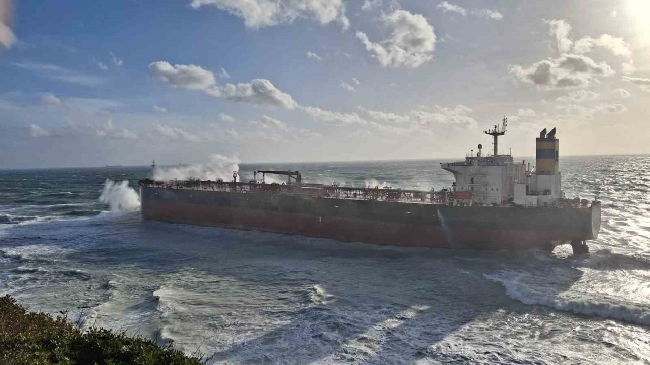 Bozcaada açıklarında boş ham petrol tankeri karaya oturdu
