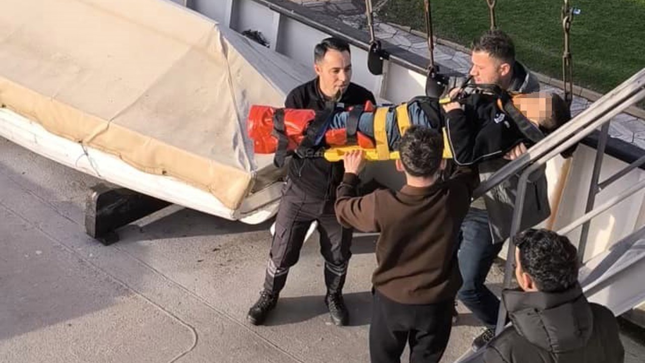 11 yaşındaki çocuk müze gemisinin merdivenlerinden çıkarken yaralandı
