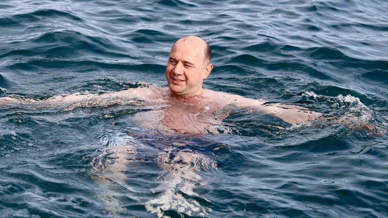 Giresun Valisi Serdengeçti’den kış ortasında deniz keyfi
