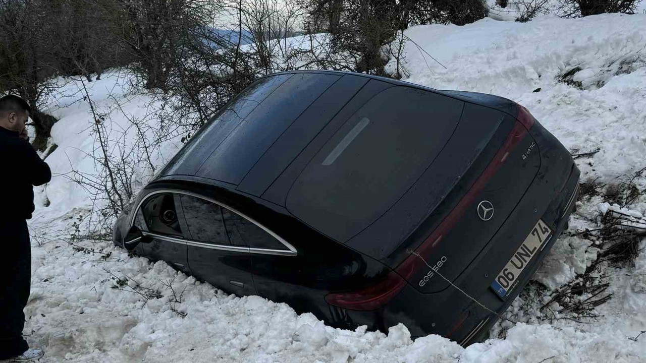Kartalkaya yolunda lüks araç kara saplandı
