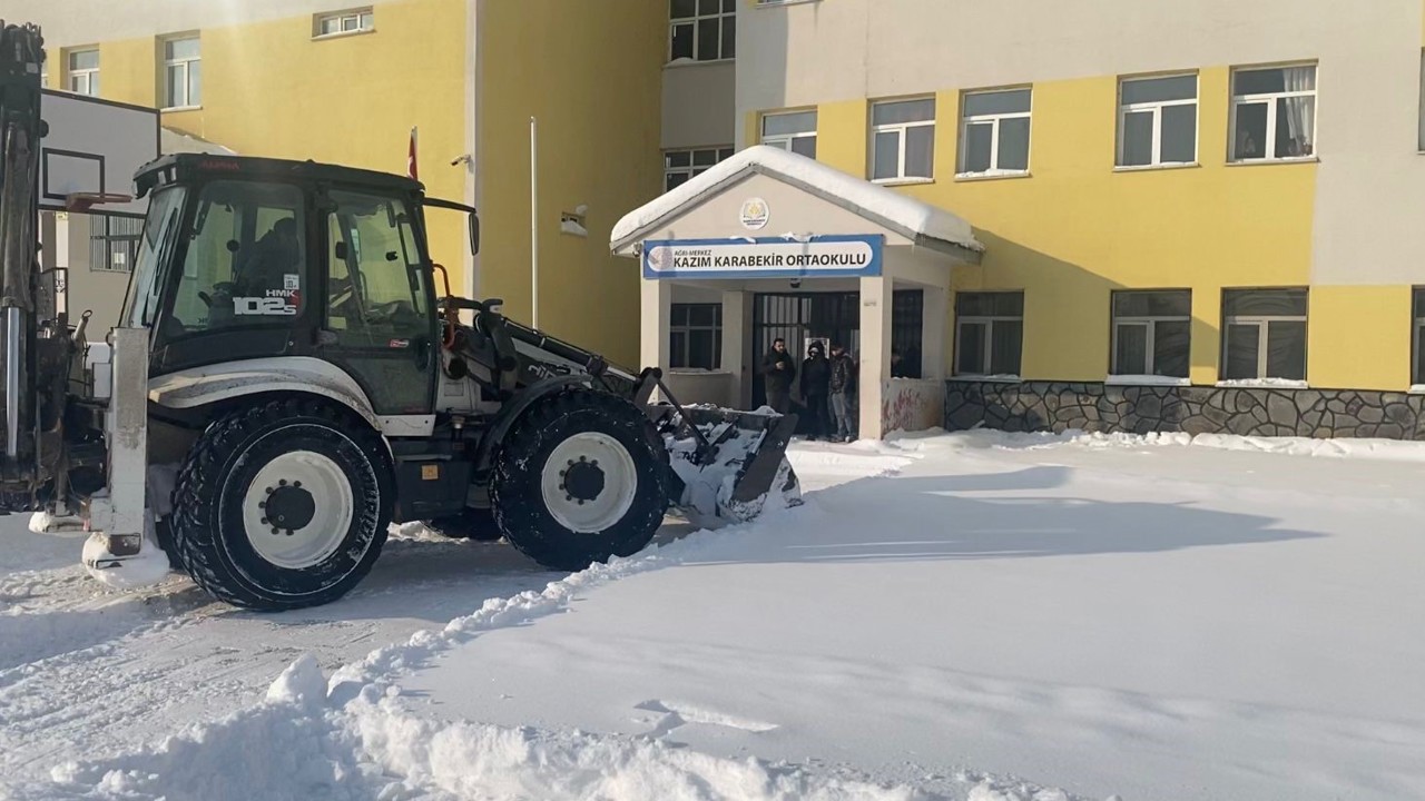 Ağrı’da 90 okul ve kamu kurumunda kar temizleme çalışması
