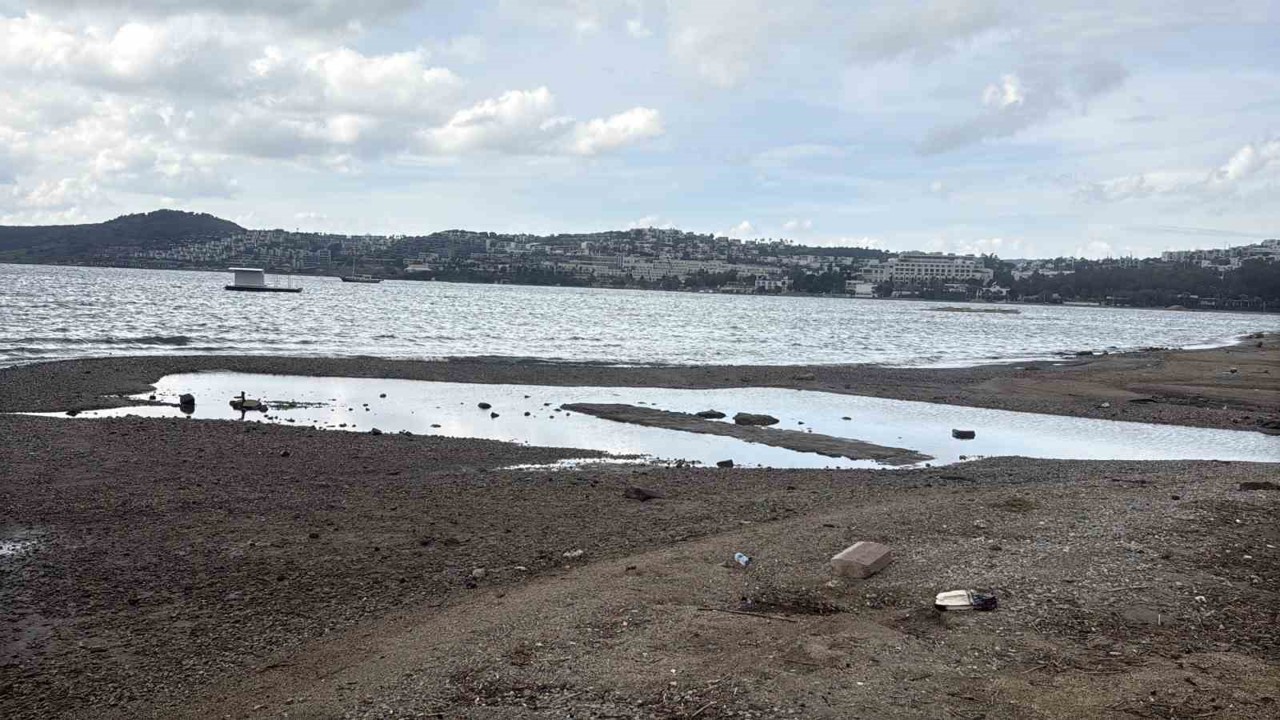 Bodrum’da deniz çekildi
