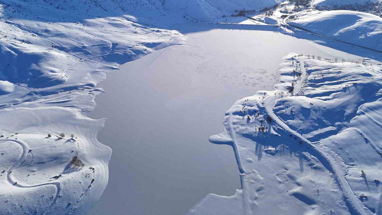 Yıldız Göleti tamamen dondu, ortaya kartpostallık görüntüler çıktı

