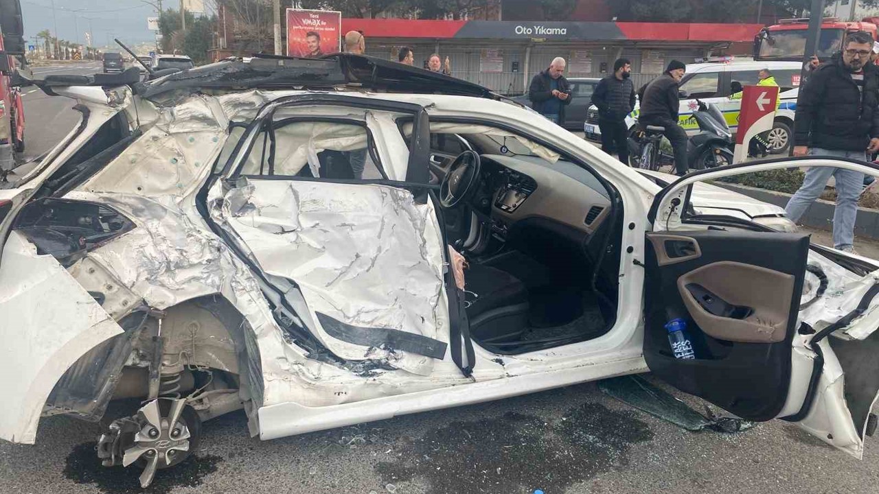 Turgutlu’da yolcu otobüsü ile otomobil çarpıştı: 3 yaralı
