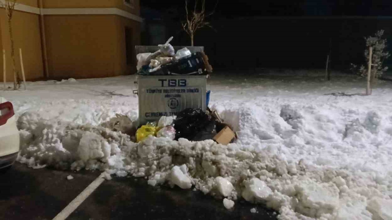 Dolup taşan çöp konteynerleri tepkilere neden oluyor
