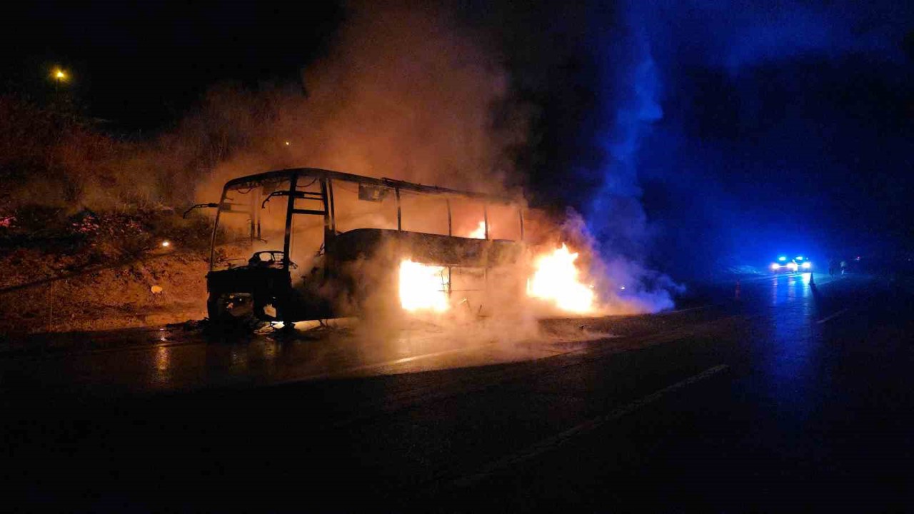 Otoyolda 39 yolcusu bulunan otobüs alev alev yandı
