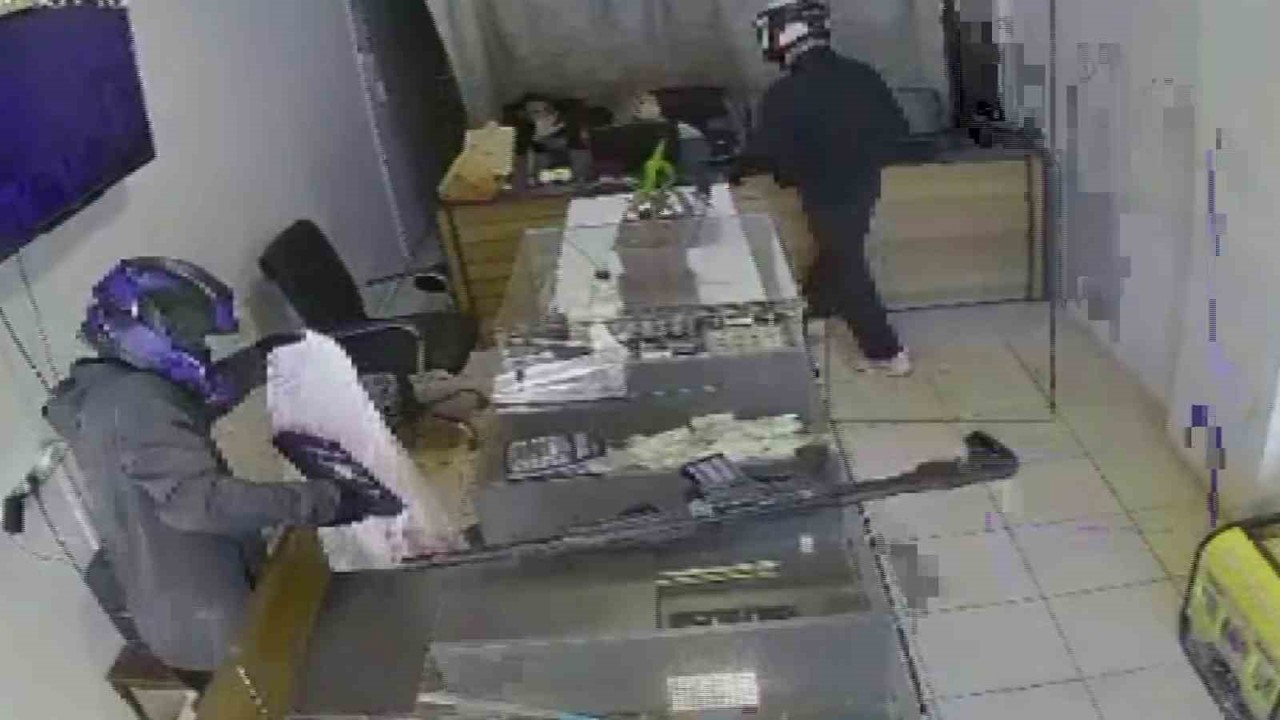 Silahlı 2 hırsız, 3 dakika içerisinde kuyumcuyu soydu... Korku dolu anlar kamerada
