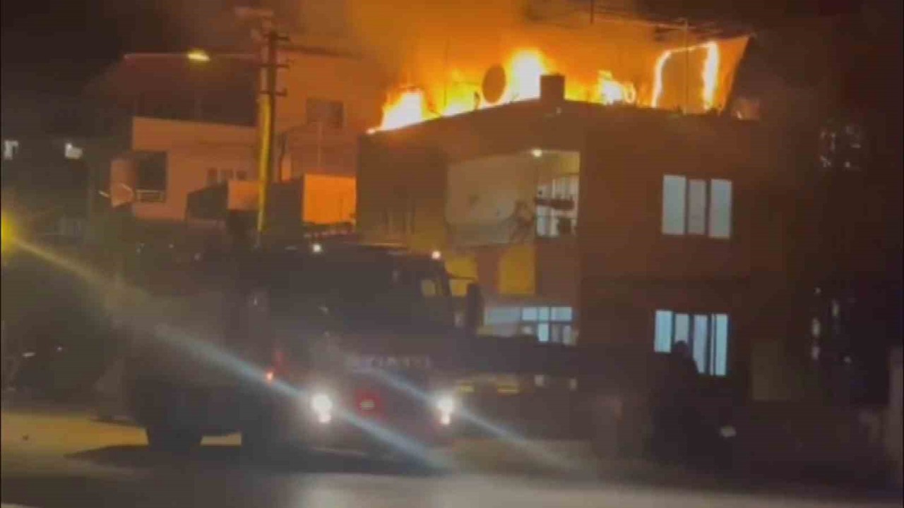 Hatay’da müstakil evin terası alevlere teslim oldu
