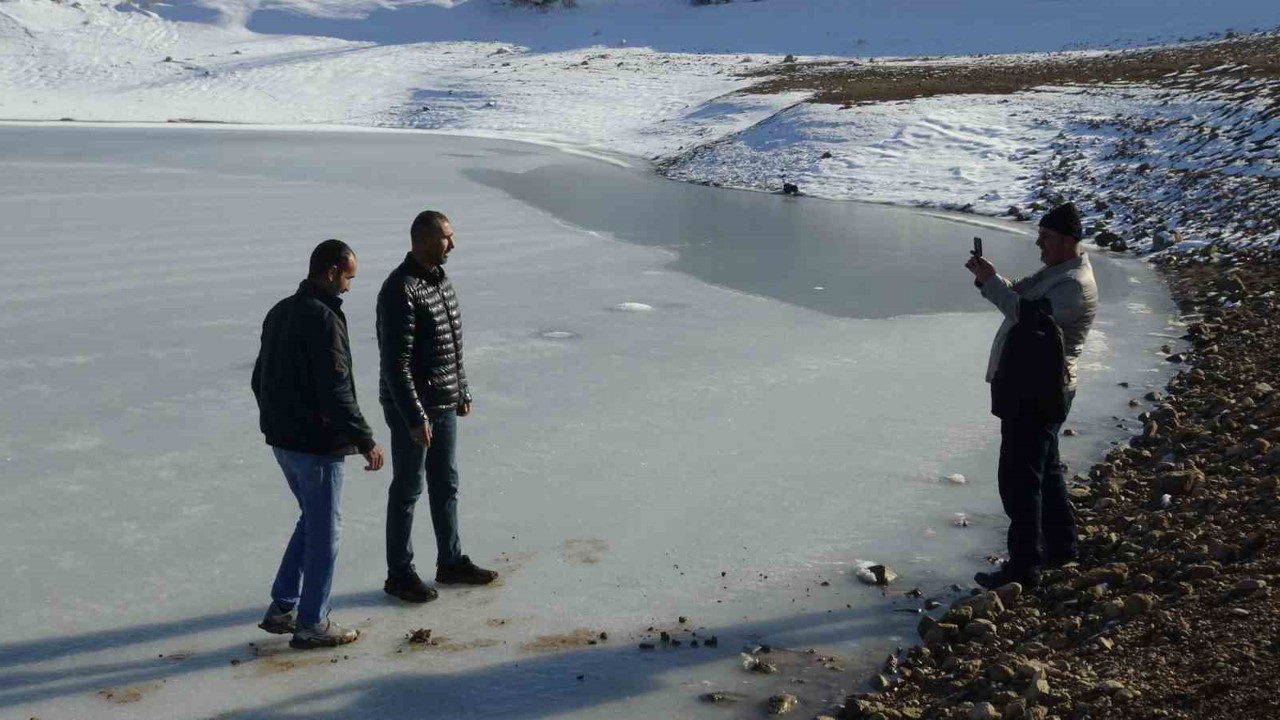 Batman’da donan göletin üstünde fotoğraf çektiler
