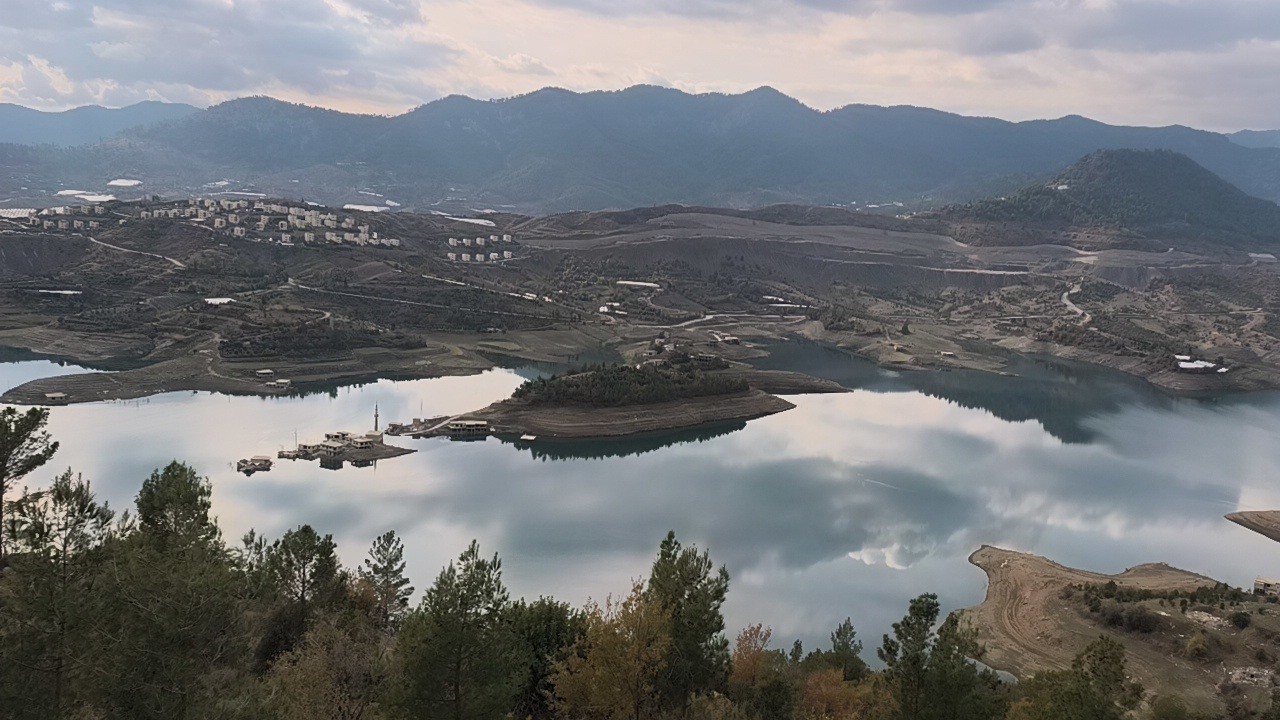 Anamur’da sular altında kalan köyden geriye bir minare kaldı
