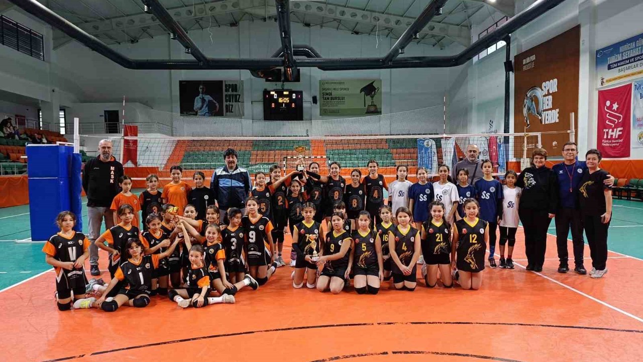 Minik voleybolcular Köyceğiz’de buluştu
