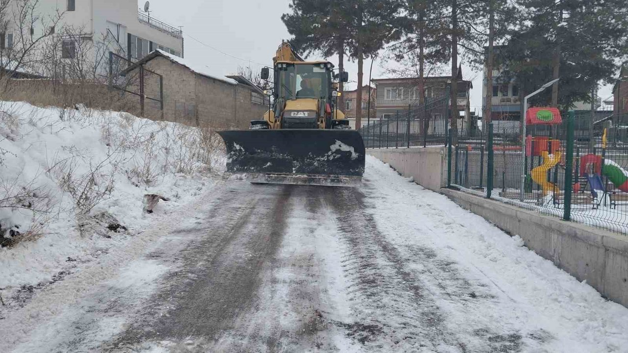 Battalgazi Belediyesi’nden okul bahçelerinde kar temizliği
