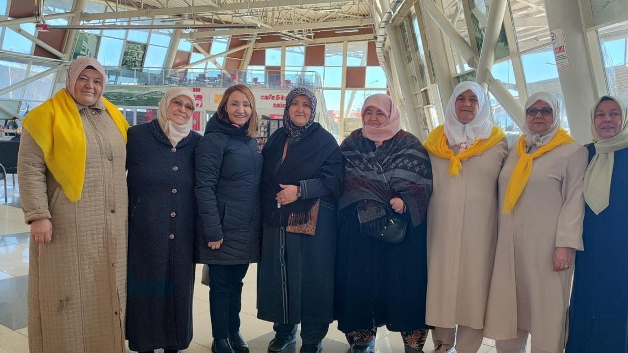 Başkan Tekin umre yolcularını dualarla uğurladı
