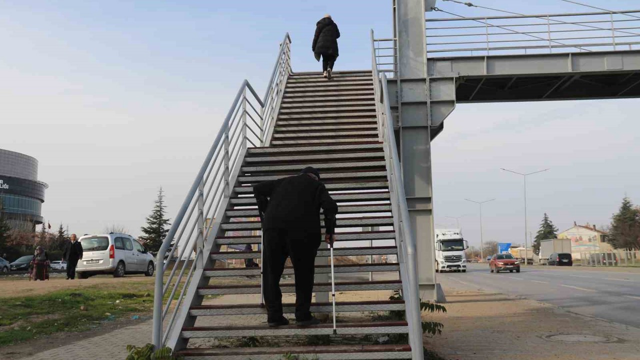 Ortasından çevre yolu geçen mahallede yaşlılar ve engelliler yolun karşı tarafına geçemiyor
