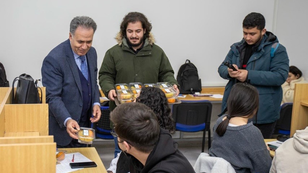 İnönü Üniversitesi’nde final haftasında öğrencilere meyve ikramı

