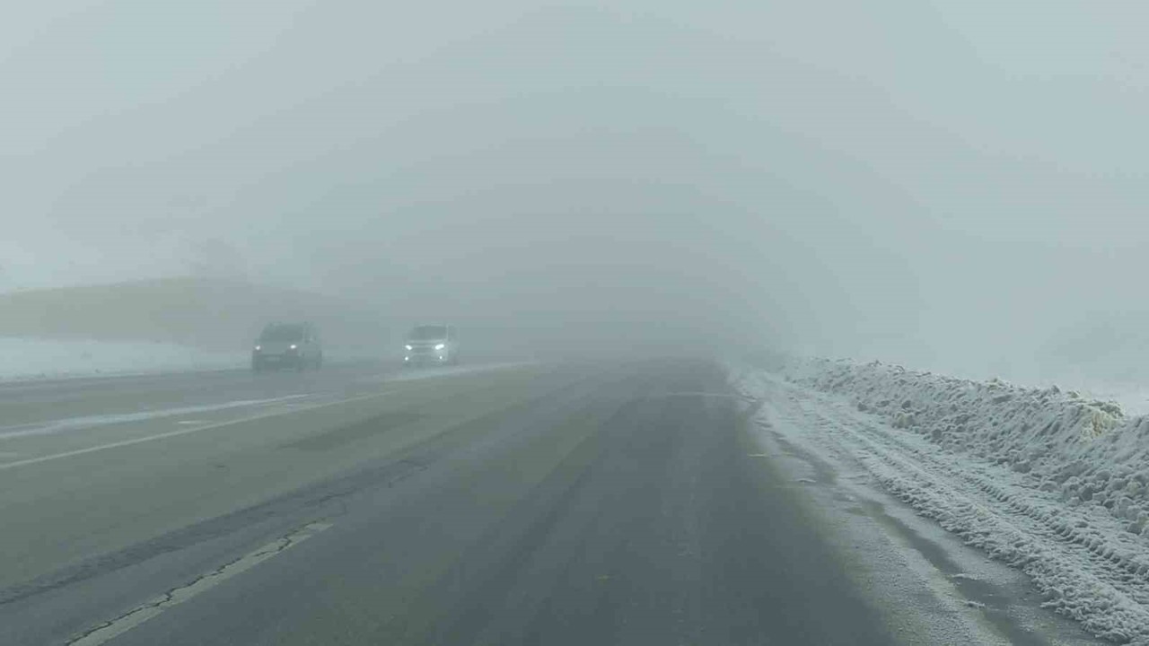 Van-Özalp kara yolunda sis görüş mesafesini düşürdü
