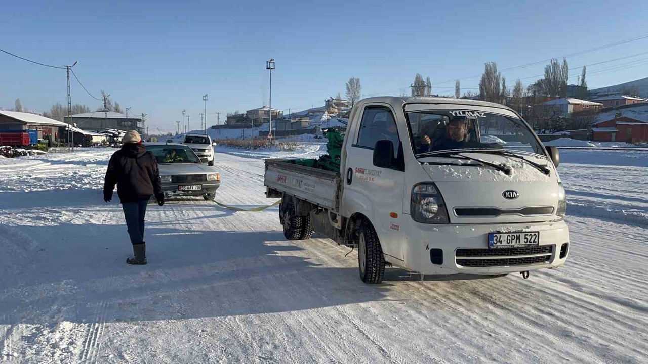 Kars’ta soğuktan hareket halinde araçlar dondu
