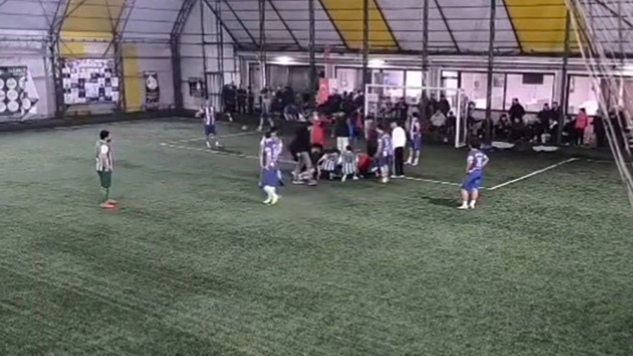 Sahada yürekler ağza geldi: Futbolcunun dili boğazına kaçtı, hakem saniyelerle kurtardı
