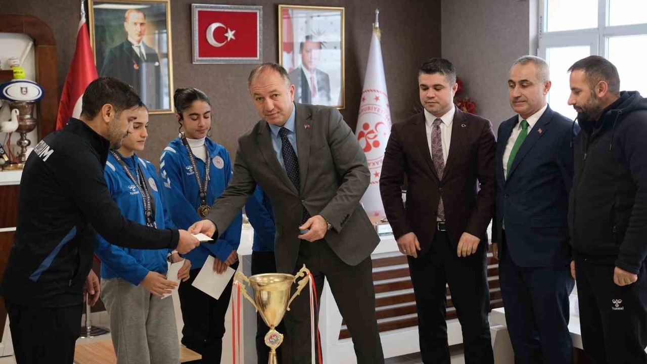 Çakmur şampiyon atletleri ödüllendirdi
