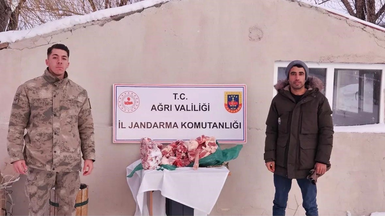 Diyadin’de uygunsuz şartlarda taşınan etlere el konuldu
