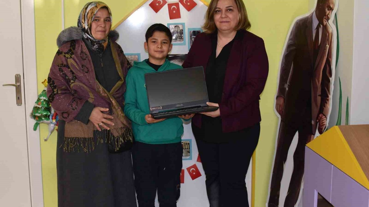 Kanseri yenen küçük çocuğun bilgisayar hayali gerçek oldu
