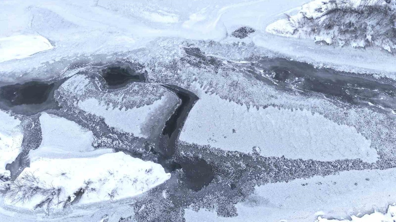 Dondurucu soğukların hakim olduğu Muş’ta Karasu Nehri buz tuttu
