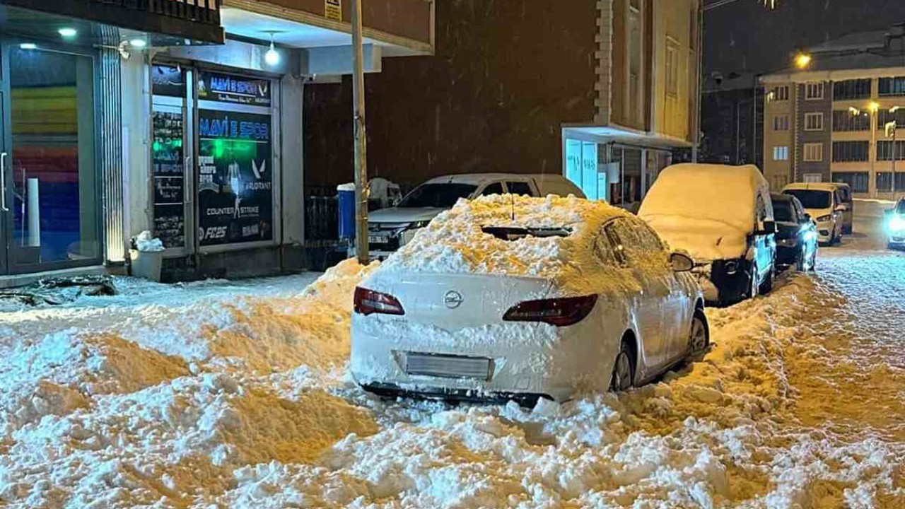 Çatıdan düşen kar kütlesi park halindeki otomobile zarar verdi
