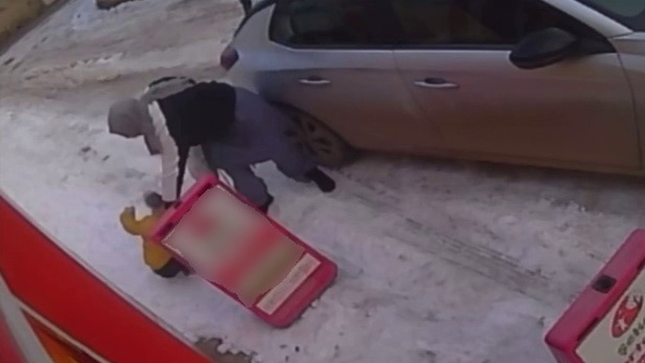Buzlu yol vatandaşlara zor anlar yaşattı
