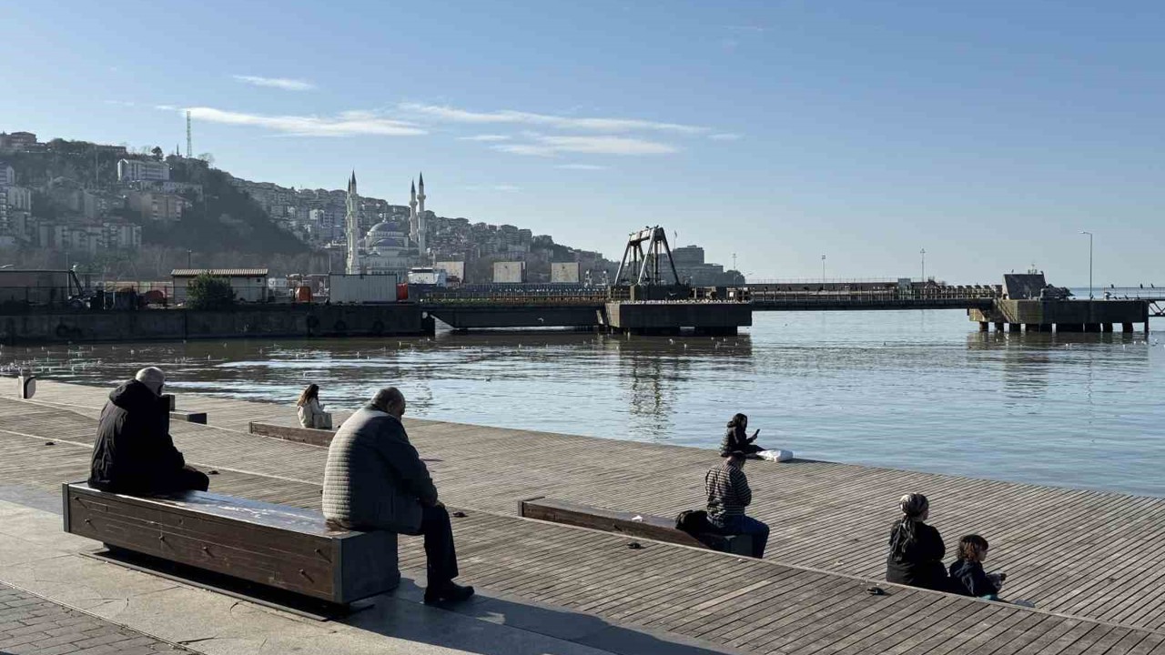 Sıcak havayı görenler sahile koştu
