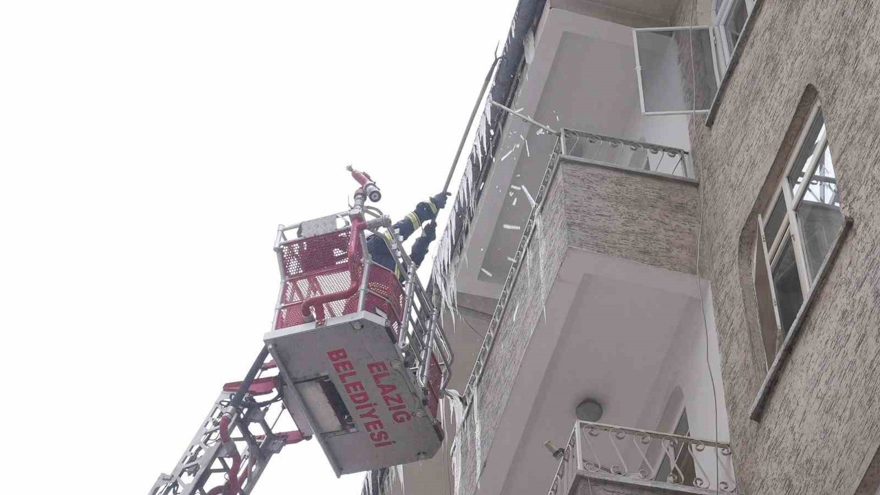 Elazığ’da buz sarkıtları itfaiye ekiplerince temizleniyor

